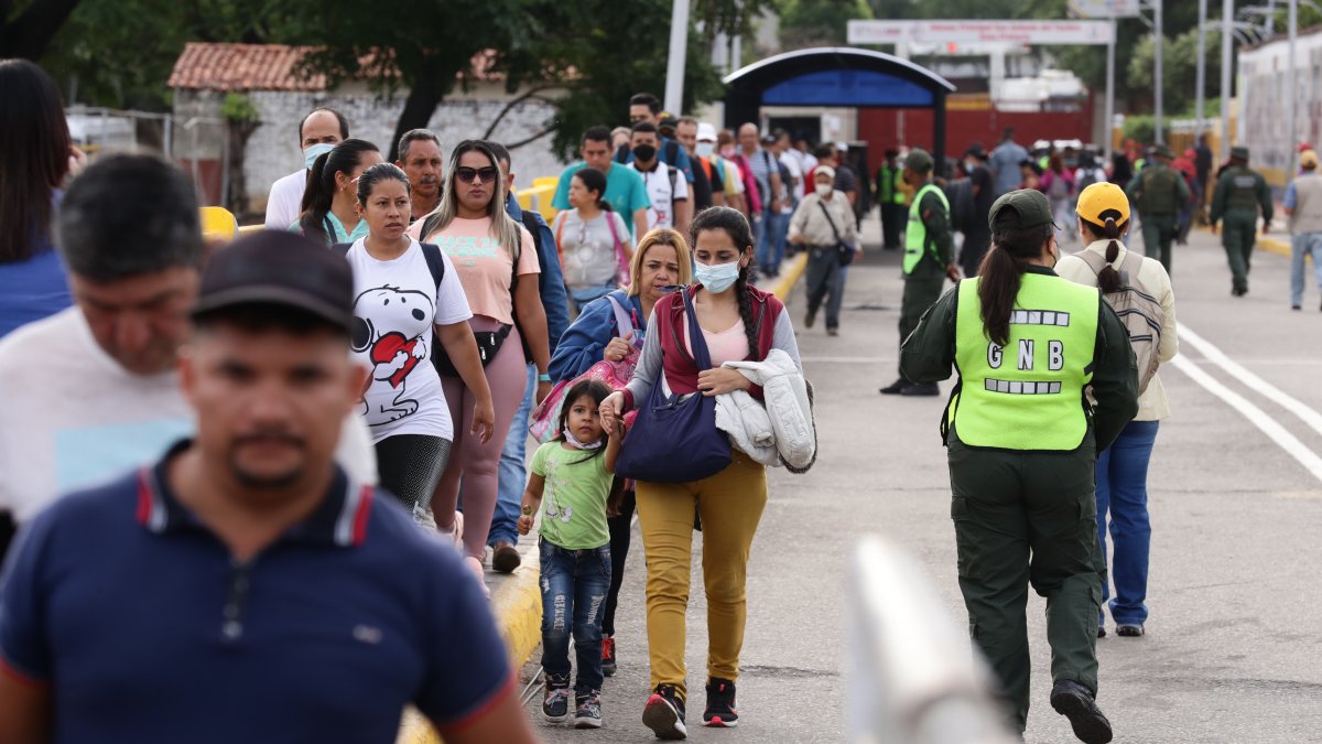 Personas caminan durante la reapertura de frontera entre Venezuela y Colombia hoy lunes 26 de septiembre  en el Puente Simón Bolivar (Venezuela).  EFE/