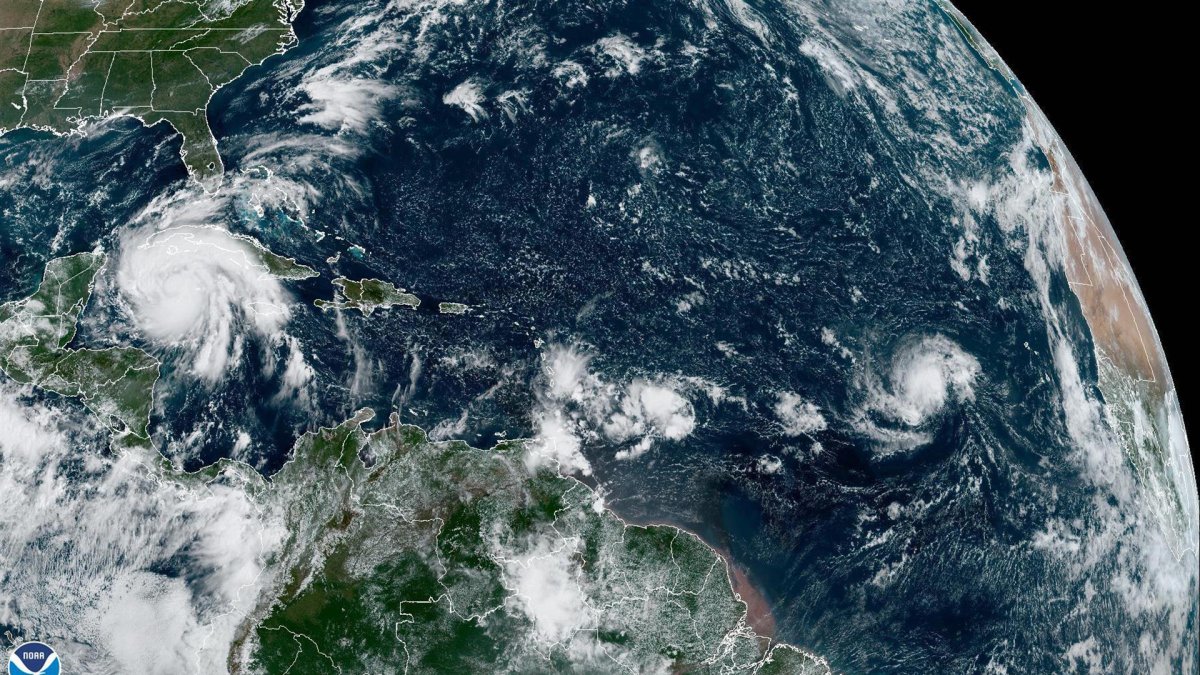 Imagen satelital cedida este lunes por la Oficina Nacional de Administración Oceánica y Atmosférica de Estados Unidos (NOAA), a través del Centro Nacional de Huracanes (NHC), en la que se registra la situación del clima con en el Atlántico.