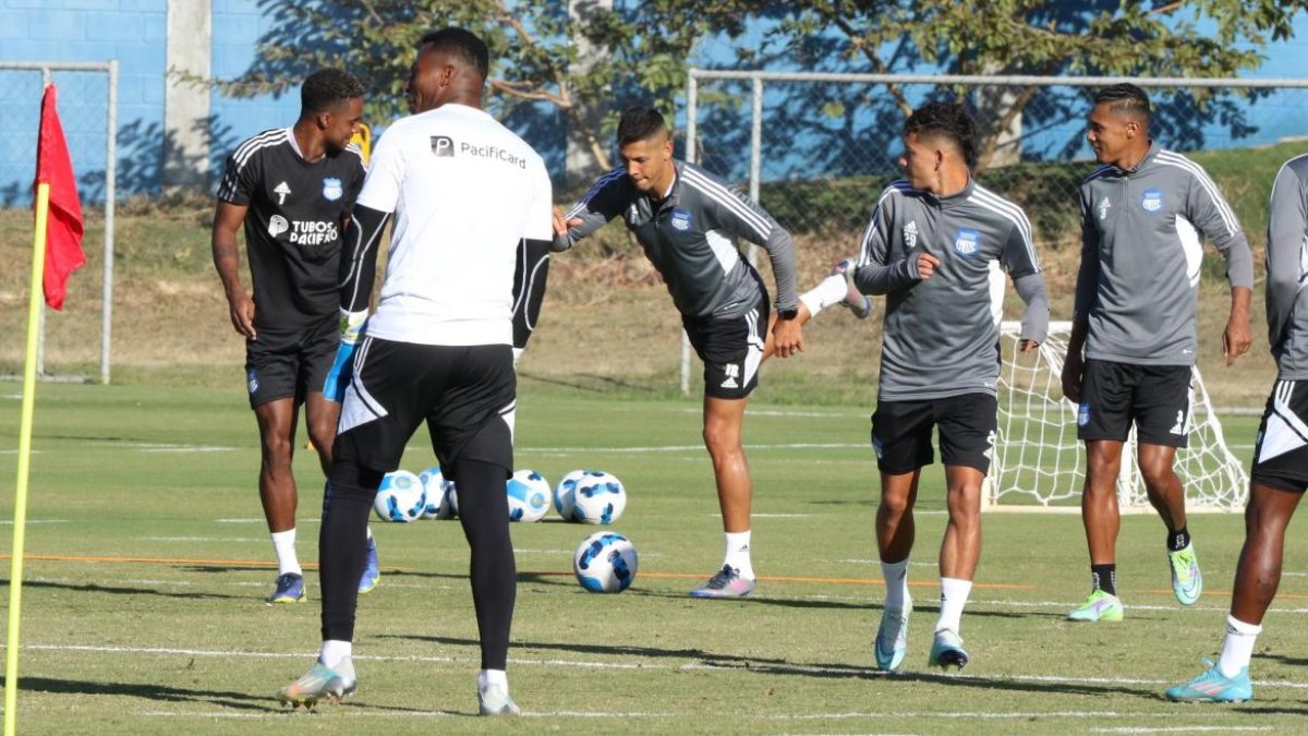 Emelec sigue trabajando en poder alcanzar a Aucas. Son cinco puntos de diferencia que tienen