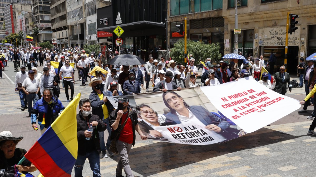 Miles de personas salieron este lunes a las calles de las principales ciudades de Colombia para protestar contra las reformas económicas y políticas del presidente Gustavo Petro