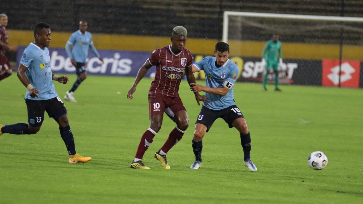 9 de Octubre (rojo) perdió ante la Universidad Católica y está cerca del descenso.