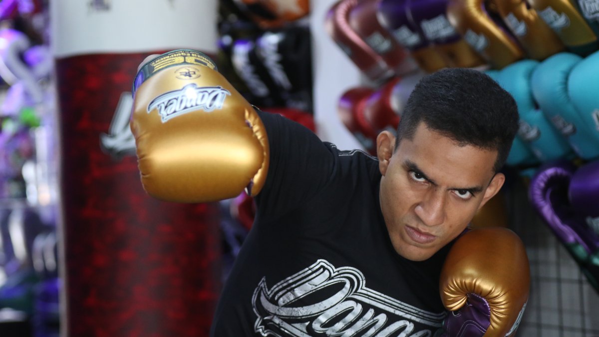 Emiliano Linares entrenándose previo a su pelea ante Jack Jenkins por el Dana White's Contender Series.