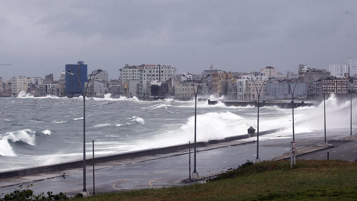 Fuerte oleaje golpea el malecón en La Habana (Cuba), en una fotografía de archivo.