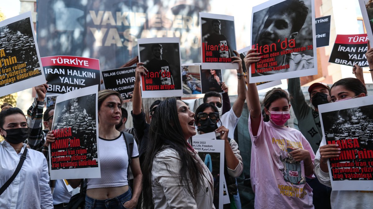 El pueblo iraní sostiene una foto de Mahsa Amini y otras víctimas, durante una protesta de  hoy lunes 26 de septiembre de 2022. / EFE