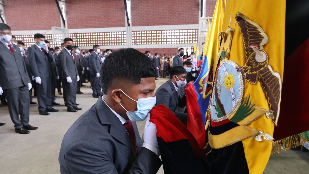 Los estudiantes de tercero de bachillerato del Colegio Técnico Simón Bolívar participaron en el juramento a la bandera.