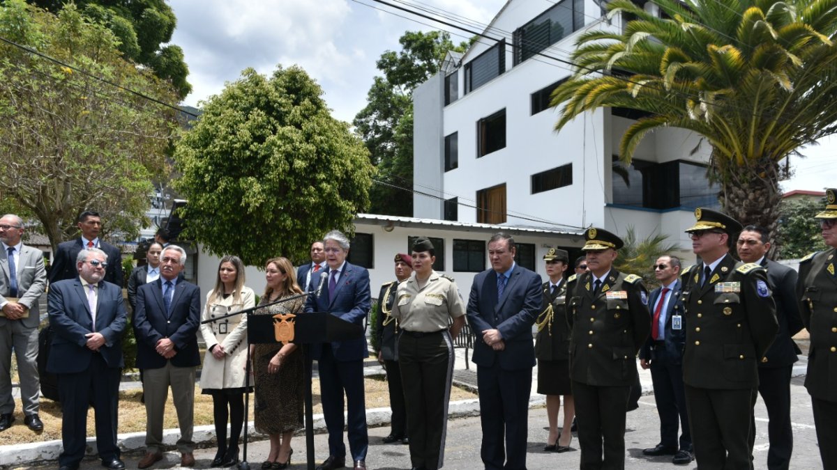 Acto. El presidente Lasso acudió a la Escuela de la Policía Nacional para realizar el anuncio de la demolición.