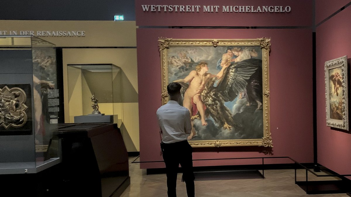 Viena. Un visitante observa el cuadro ‘San Ambrosio y el Emperador Teodosio’, de Peter Paul Rubens.