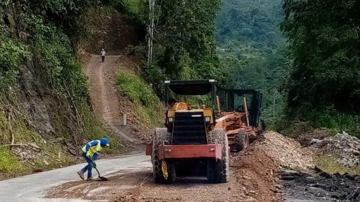 Problemas. Un bloqueo por un derrumbe que se registró en un punto de la carretera E45, la Troncal Amazónica.
