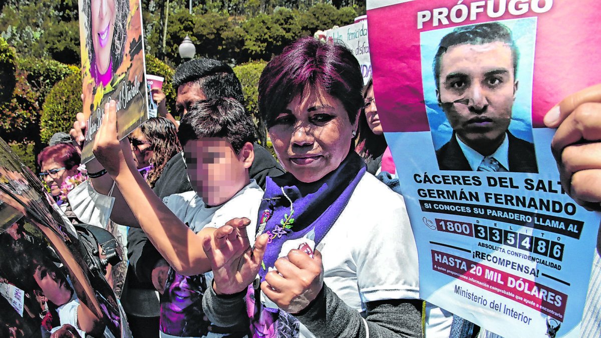 Caravana de traslado del feretro de María Belén Bernal, junto con familiares y amigos, hacia en campo Santo de Monte Olivo. En la imagen se ve un cartel que muestra el rostro de Germán Cáceres, esposo de Bernal y principal sospechoso de su muerte.