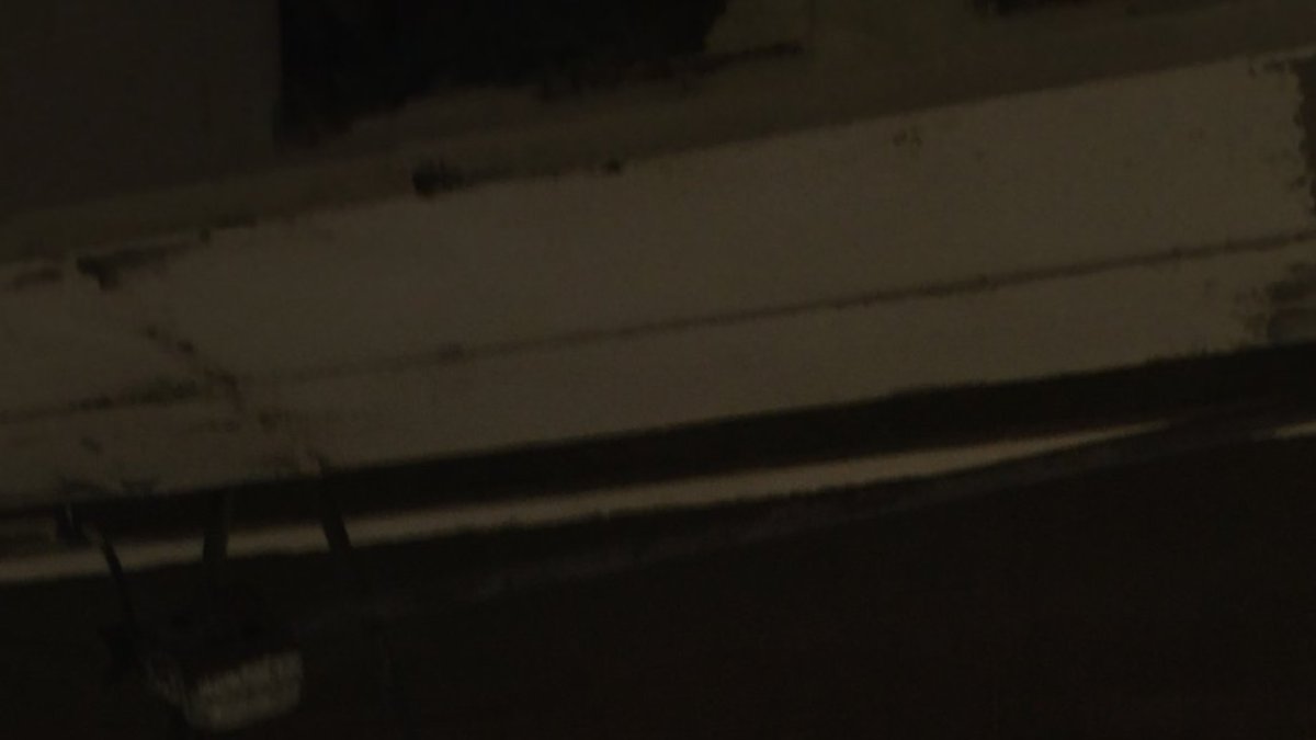 Hay luminarias que están colgando y sin mantenimiento alguno en el puente peatonal.