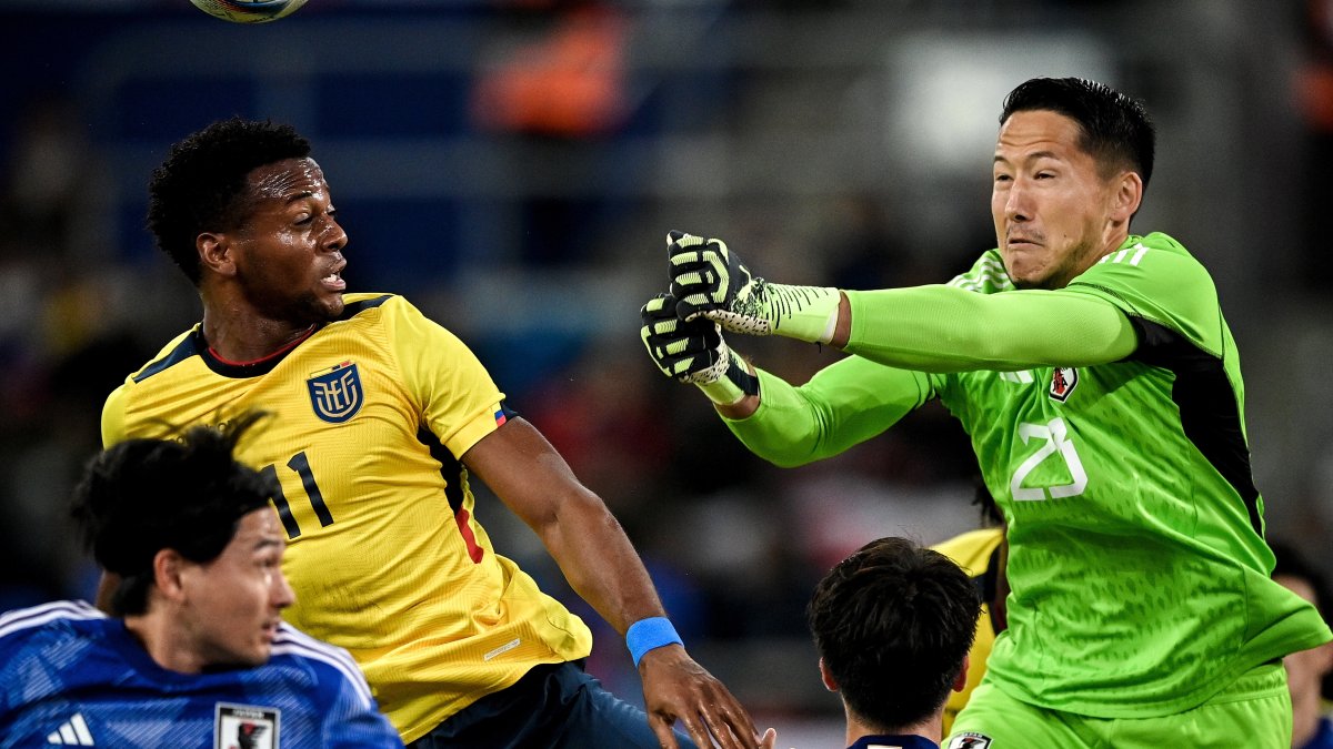 El portero Daniel Schmidt (d) sacó varias pelotas claras de gol de Ecuador  y atajó el penal a Enner Valencia.
