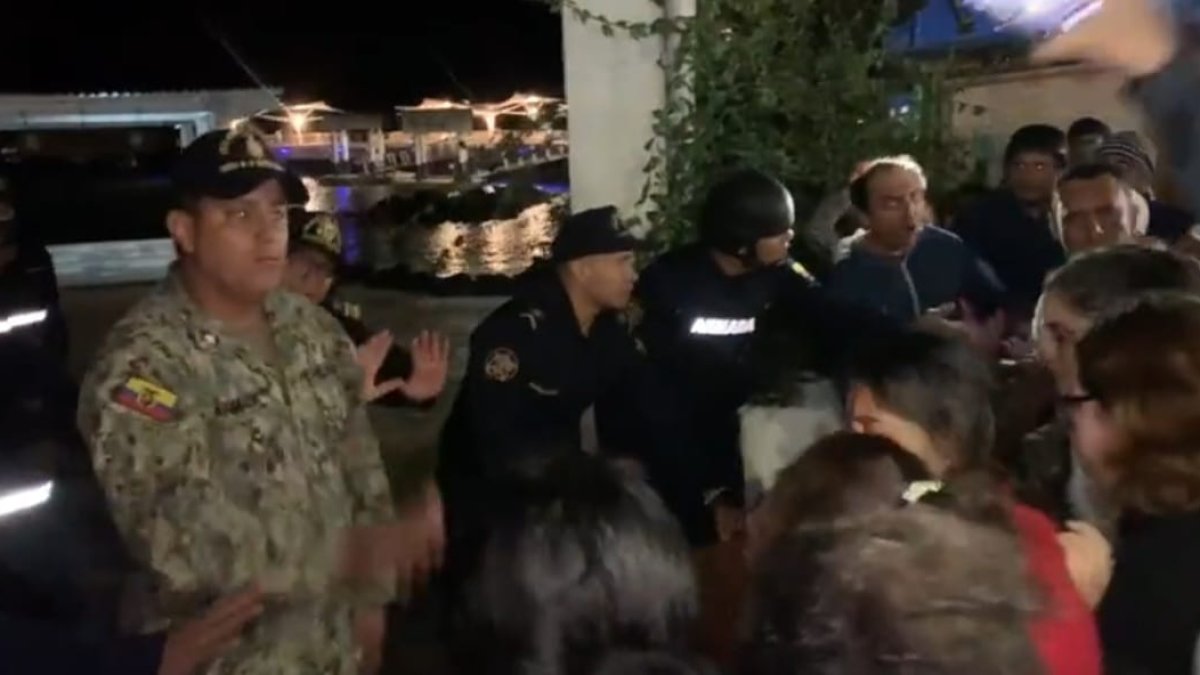 Escenario. Un grupo de personas llegó hasta la capitanía de Puerto Ayora a reclamar por los suyos.