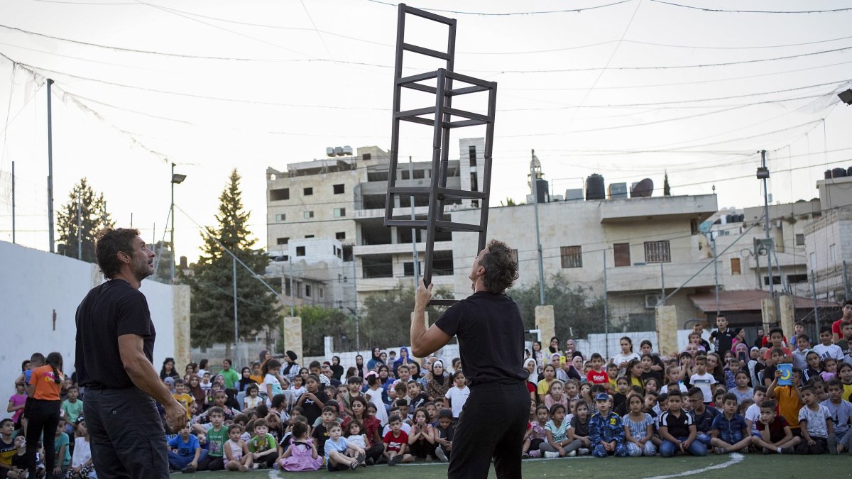 Belén, Cisjordania. Payasos y malabaristas amenizan esta semana la vida de los más pequeños en los Territorios Palestinos Ocupados, donde ha regresado esta semana, después de un parón por la pandemia.