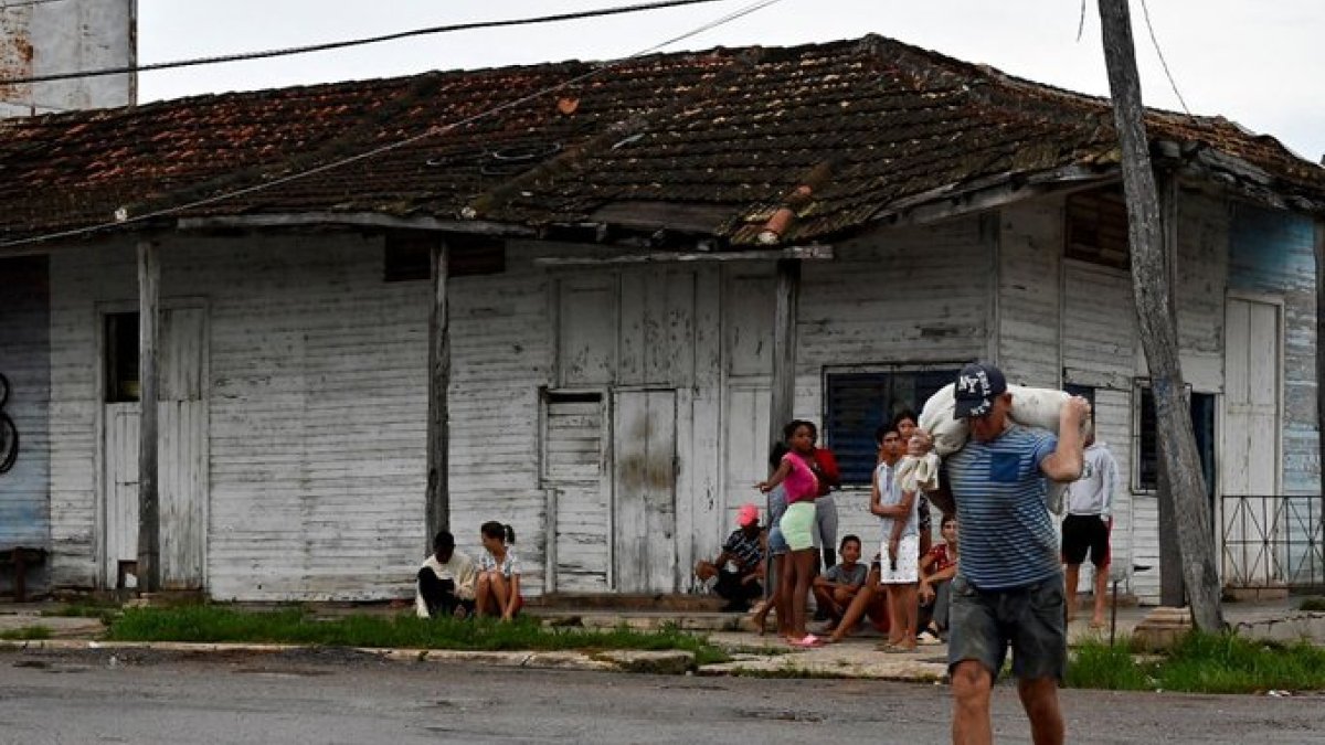 Evacuan a más de 50.000 personas en el occidente de Cuba por el huracán Ian.