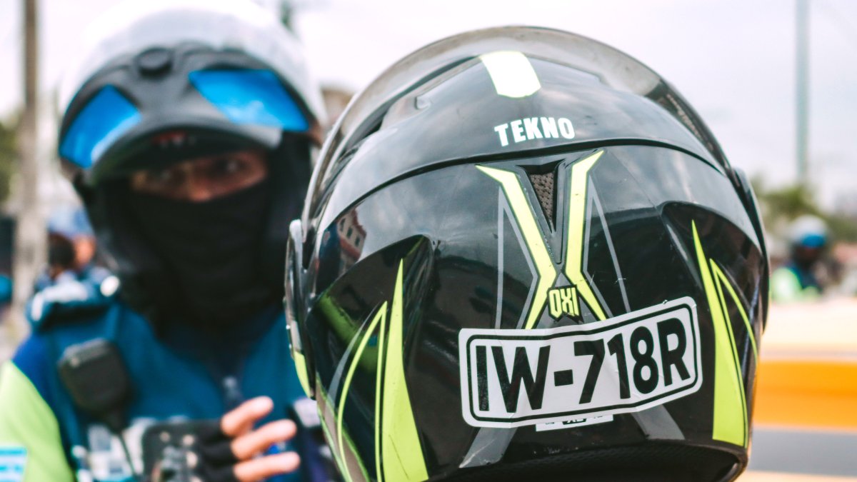 Hecho. A partir del 1 de octubre es obligatorio los sticker en los cascos.