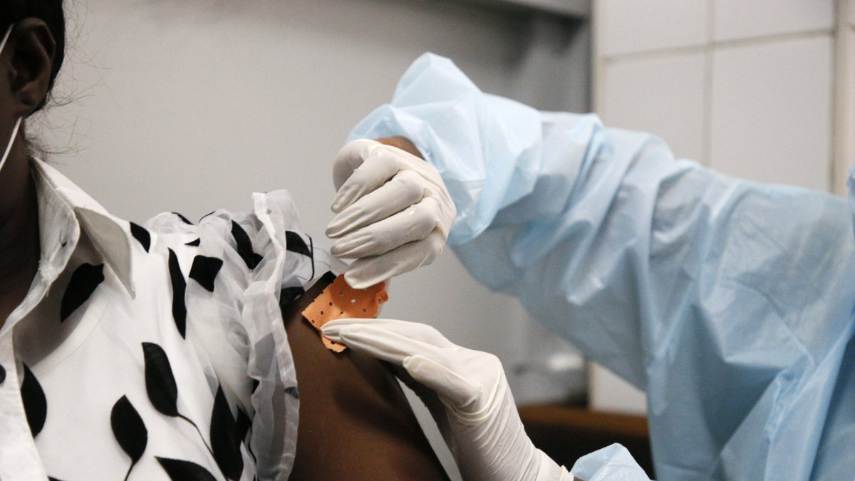 Una mujer recibe una inyección de la vacuna contra el virus del ébola en un hospital de Costa de Marfil en agosto de 2021. EFE/EPA/LEGNAN KOULA