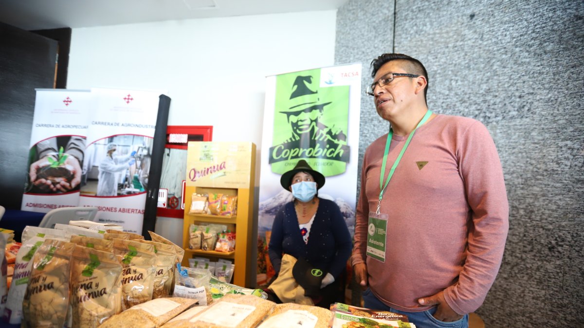 Productor. Manuel Cujilema, presidente de la Corporación de Productores y Comercializadores Orgánicos Bio Taita Chimborazo, muestra los productos de quinua orgánica que exportan a Francia.