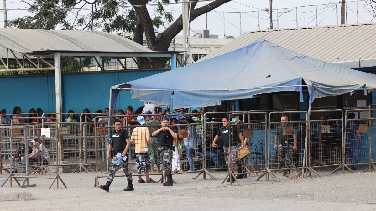 Visitas. Este martes, a vísperas de cumplirse un año de la masacre que cobró la vida de 125 convictos, se registró una aparente normalidad en el ingreso de mujeres a las denominadas visitas íntimas.