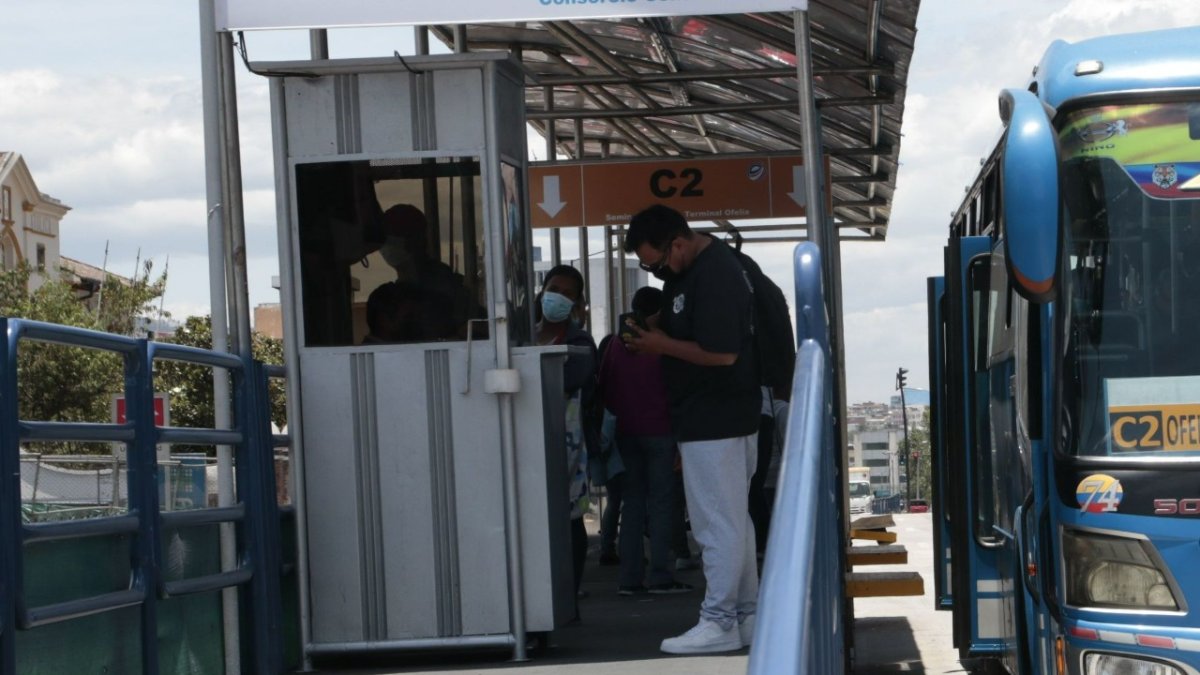 Corredor. En la parada Seminario Mayor, en el norte, la gente pagaba 35 centavos. Pocos conocían que era un valor todavía no autorizado.