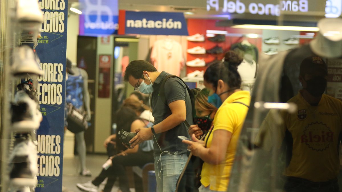 Situación. Un grupo de compradores cotiza los precios de las prendas expuestas en tienda de Guayaquil.