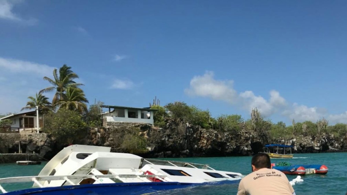 Una embarcación se hundió en la bahía de Puerto Ayora, en marzo de 2018.