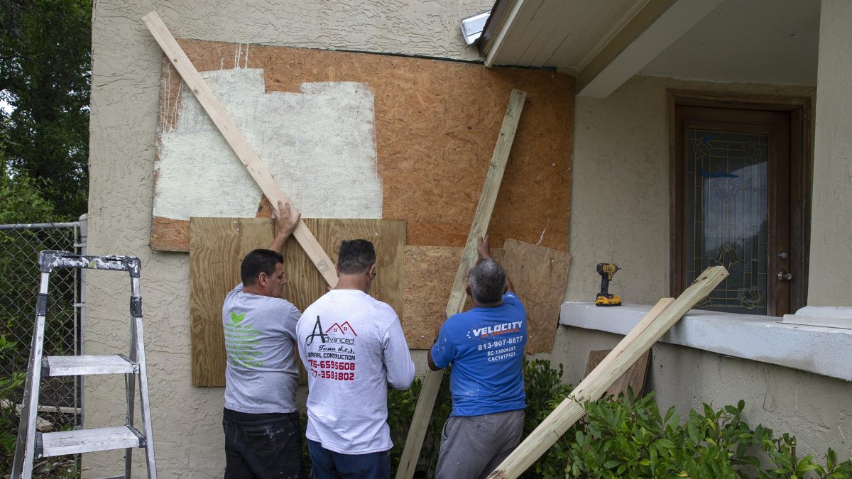 Residentes de Gulfport (Florida) se preparan para la llegada del huracán Ian, este 27 de septiembre de 2022.