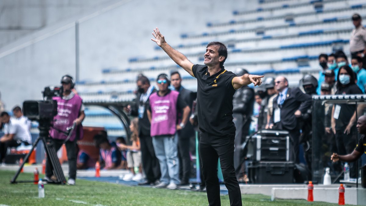 Fabián Bustos va a su tercer partido en Barcelona. No sabe lo que es perder.