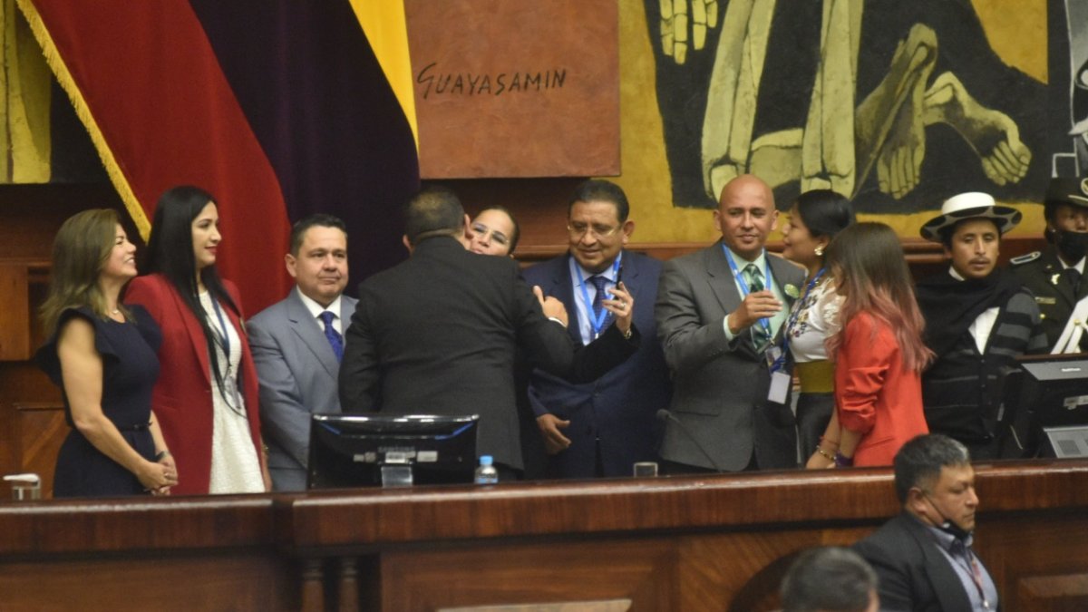 Cambios. Los suplentes de nueve asambleístas que renunciaron para ser candidatos tomaron ayer posesión.