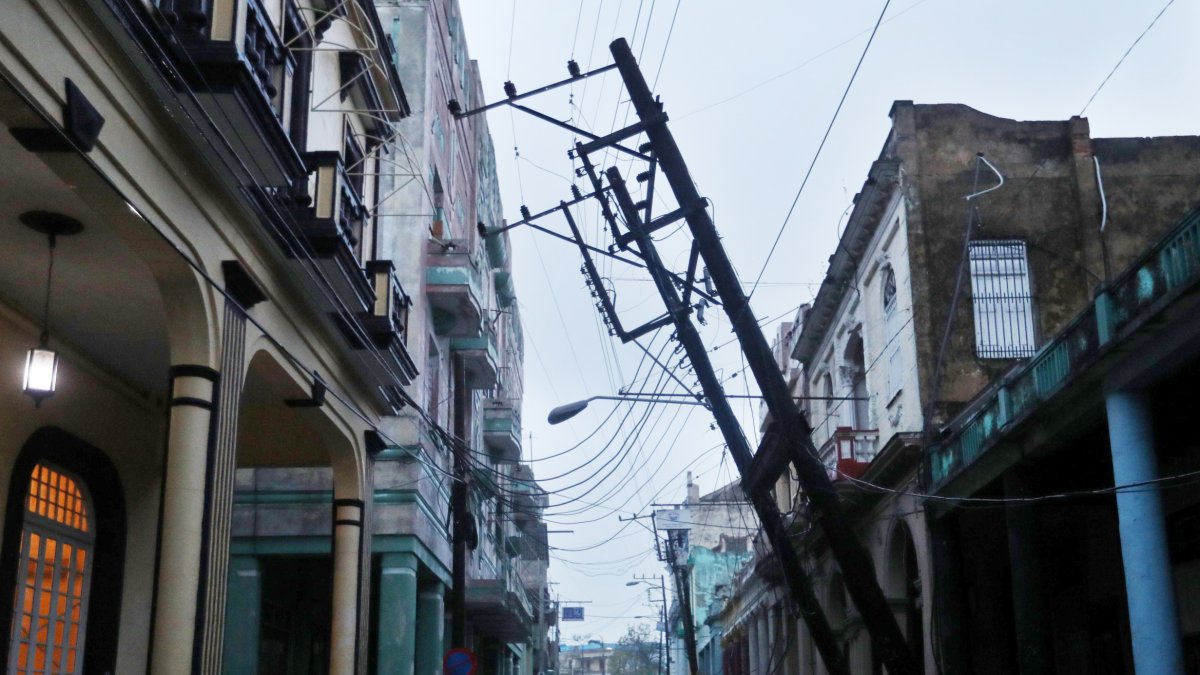 Fotografía de algunos de los destrozos dejados por el paso del huracán Ian, ayer, en Pinar del Río (Cuba).