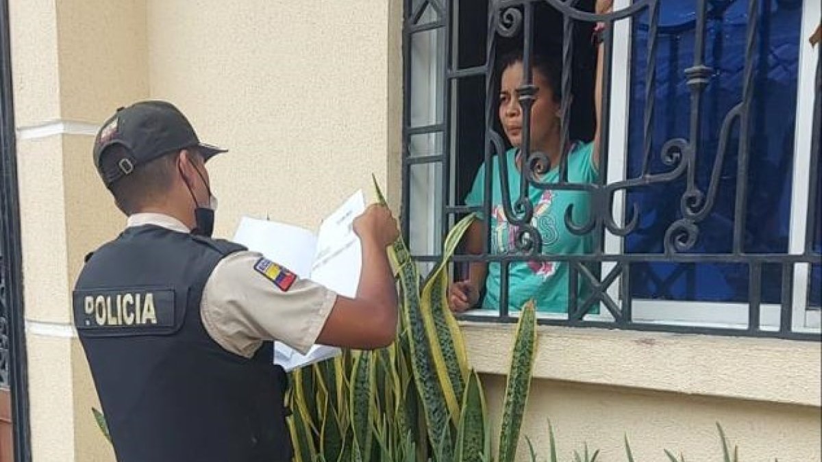 Momentos en que la exalcaldesa Alexandra Arce es notificada para la version que debe rendir en la Fiscalía.