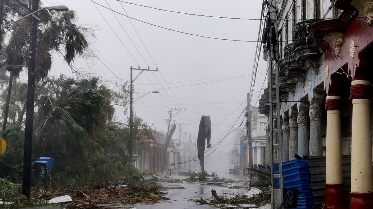 Fotografía de algunos de los destrozos dejados por el paso del huracán Ian en Pinar del Río (Cuba). EFE/ Yander Zamora