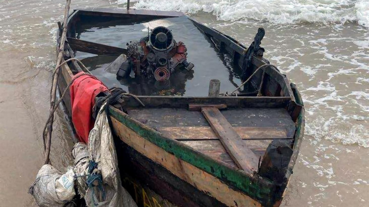 Fotografía cedida por el jefe del sector de Miami de la Patrulla Fronteriza (USBP Chief MIP), Walter N. Slosar, donde se muestra una embarcación en la que se detuvo a 7 inmigrantes cubanos junto a la playa de Pompano Beach, Florida (Estados Unidos).