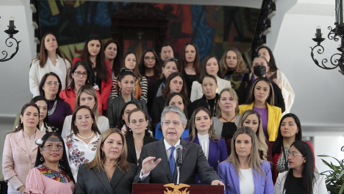 Escenario. Alexandra Cárdenas, exviceministra de Educación, junto a otras funcionarias del Estado.