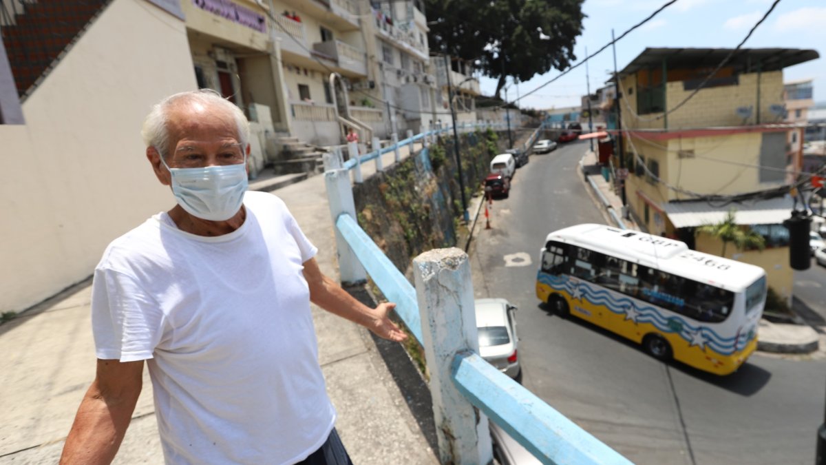 Desde una de las escalinatas del cerro del Carmen, Oswaldo Rodríguez observa lo poco que ha prosperado este sector, donde nació Guayaquil y donde escasean las obras de mejoramiento.