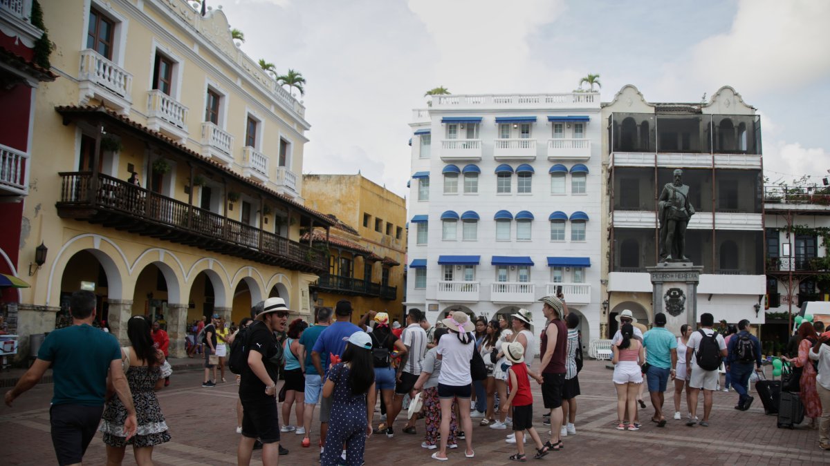 Turistas recorren una plaza del centro histórico el 24 de septiembre de 2022 en Cartagena (Colombia). EFE/Ricardo Maldonado Rozo