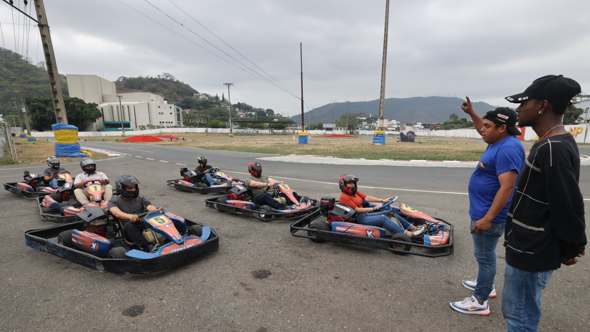 El alquiler de los autos en Zona Kart es de 10 dólares por persona, tiene un tiempo estipulado y previamente se explican todas las seguridades disponibles e indicaciones.