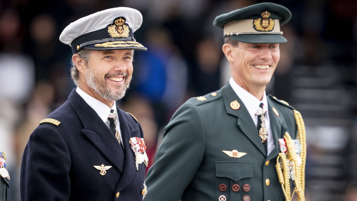 El príncipe Joaquín (der.) asiste junto con el príncipe heredero danés Frederik (izq.) a la celebración del Ejército nacional del 50 aniversario  en agosto pasado. Claus Rasmussen