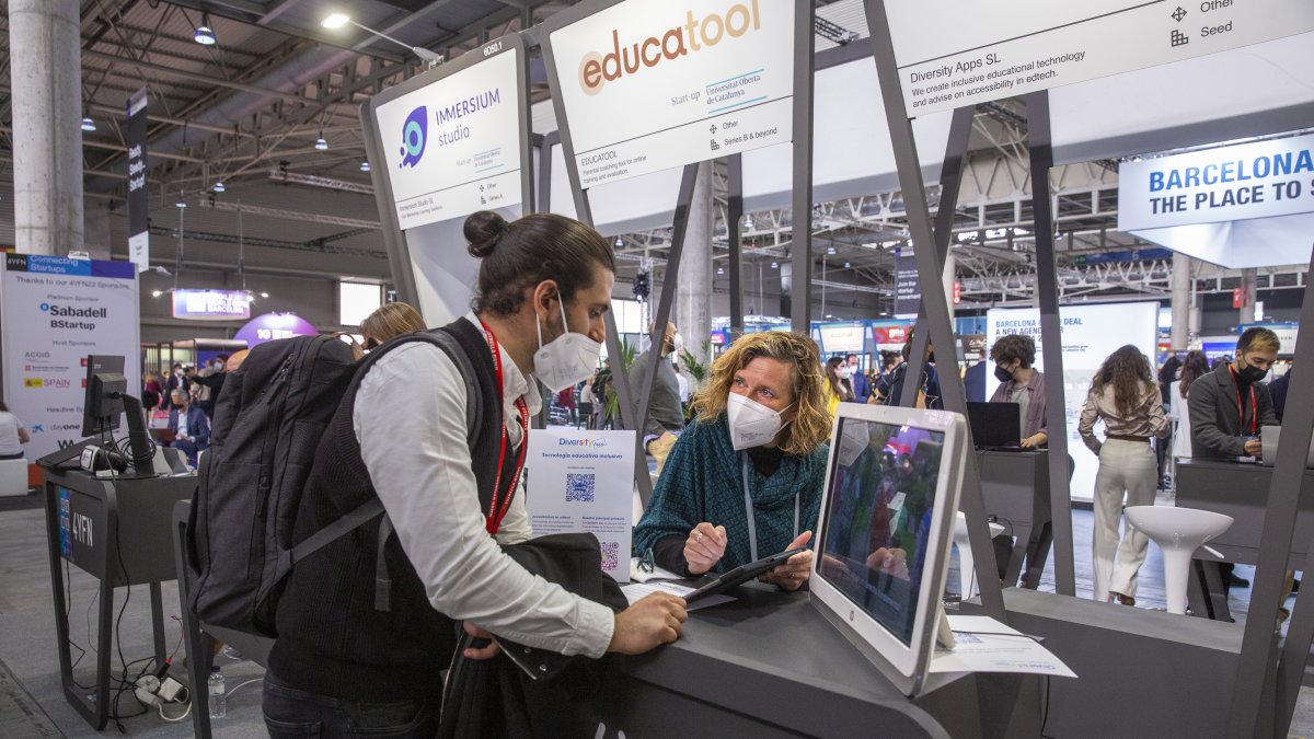 Evento. Stand de la UOC en Mobile World Congress, en Barcelona (España), donde se observa un código QR.