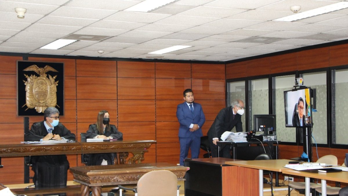 Diligencia. En el mezanine de la Corte, durante una audiencia del caso.