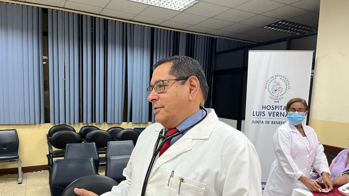 Ernesto Peñaherrera es jefe del Servicio de Cardiología en el Hospital Luis Vernaza, en Guayaquil. Es cardiólogo, especialista en hipertensión arterial y máster en investigación clínica y epidemiológica.