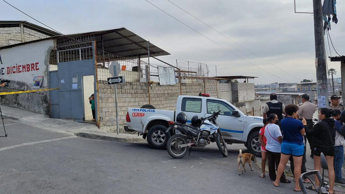Cuatro sujetos en dos motos, balearon a una ciudadana dentro de un vehículo.