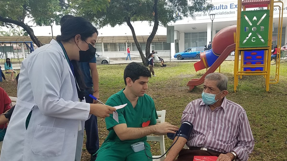 Médicos  internos del hospital Teodoro Maldonado Carbo le toman la presión a Jorge Avilés, paciente con hipertensión durante una actividad de concienciación y prevención.
