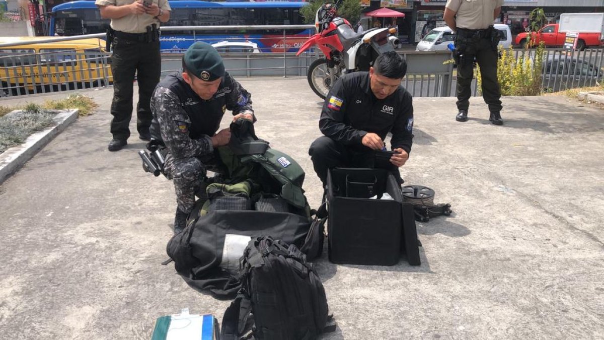 Trabajo. Personal antiexplosivos acudió a atender la alerta de bomba realizada en el sector.