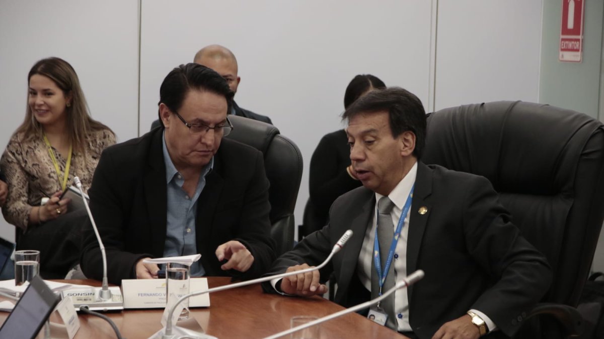 Villavicencio dialoga con Pedro Velasco que apoyó su informe junto a Bruno Segovia.