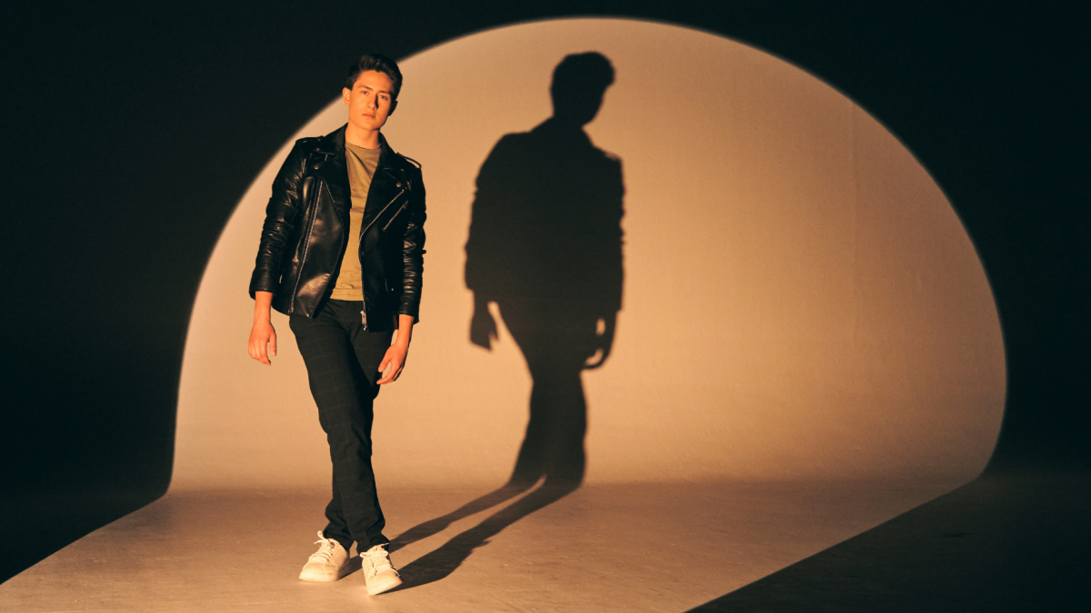 Manú tiene 22 años.