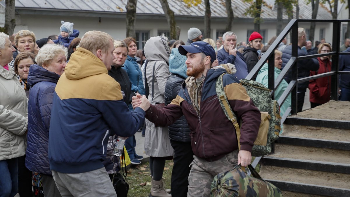 Hombres rusos movilizados se despiden de sus familiares en una oficina de reclutamiento en Moscú ./YURI KOCHETKOV