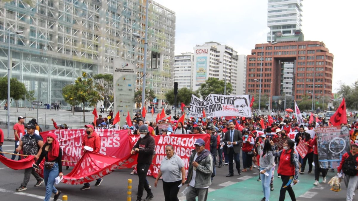 Manifestación. Los comerciantes marcharon por la avenida Amazonas, a la altura del Complejo Judicial Norte.