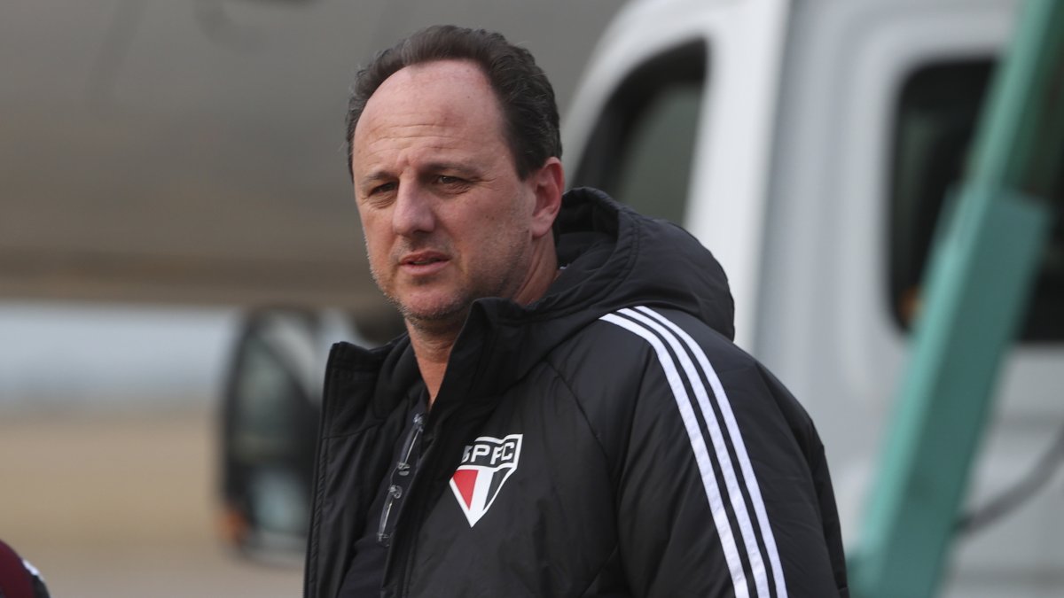 AME681. CÓRDOBA (ARGENTINA), 28/09/2022.- El entrenador del Sao Paulo de Brasil Rogelio Ceni llega hoy al aeropuerto de Córdoba (Argentina). El Sao Paulo disputará el sábado la final de la Copa Sudamericana ante el Independiente del Valle ecuatoriano. EFE/ Juan Ignacio Roncoroni