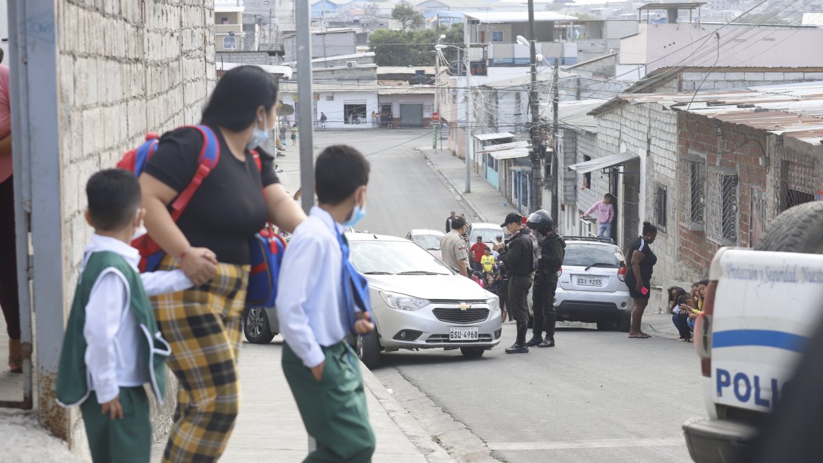 La mujer fue asesinada en los exteriores de una escuela.