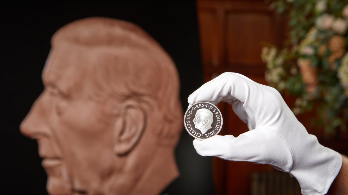 Fotografía de la nueva moneda de 5 libras con el retrato del rey Carlos III facilitada por la fábrica británica The Royal Mint.